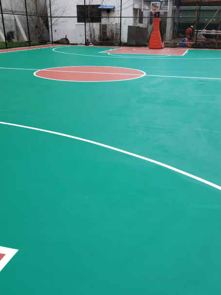 依兰 球场长期使用易出现地面开裂